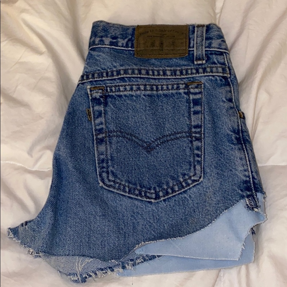 LEVI’S medium wash jean shorts